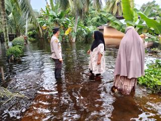 Peduli Korban Banjir, Sat Binmas Polres Kuansing Berikan Bantuan Sembako Kepada Masyarakat dan Cooli